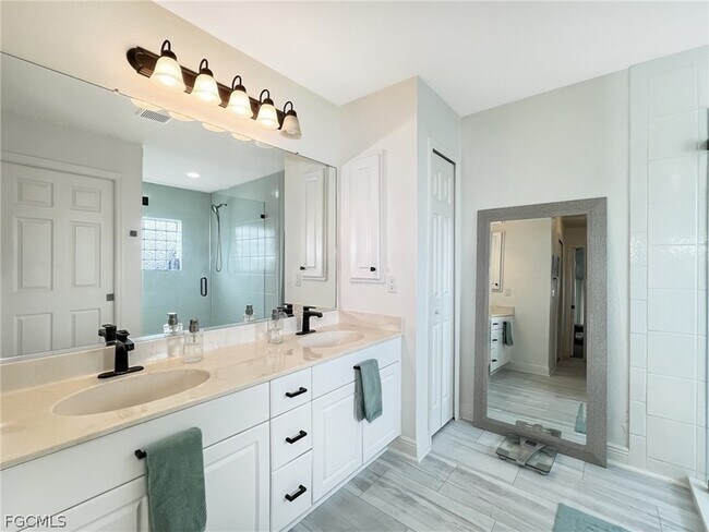 Building Photo - 1325 NE 5th Pl