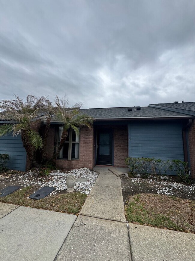 Building Photo - PENDING APPLICATIONS- MOVE IN SPECIAL- Cozy 1 Bed/ 1 Bath in King Oak Villas