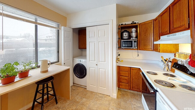 Building Photo - 958 E 500 N