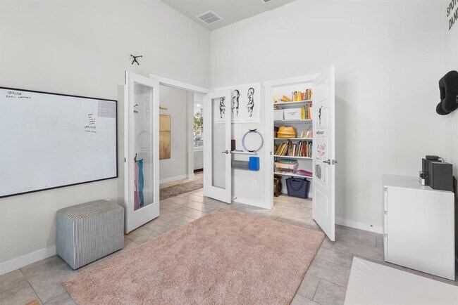 Building Photo - 823 Dreisam