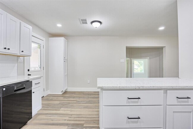 Building Photo - 704 Natchez River Cir