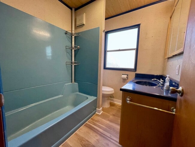 Building Photo - 2+ Bed / 1 Bath Charming House (with basement) in Sellwood