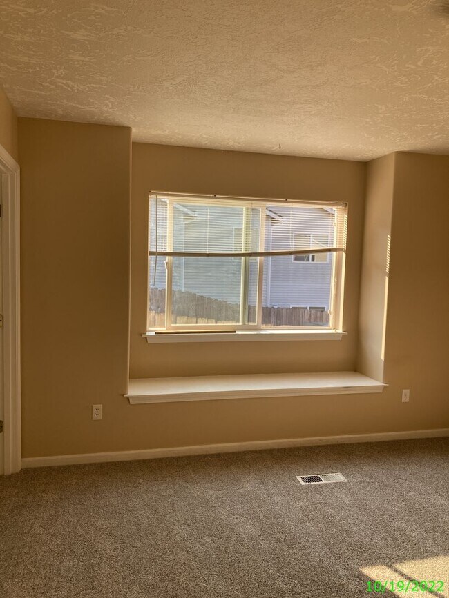 Building Photo - 467 NW Meadows Dr