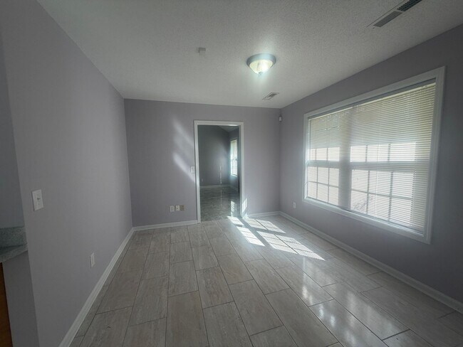 Building Photo - 3560 Oleander Dr
