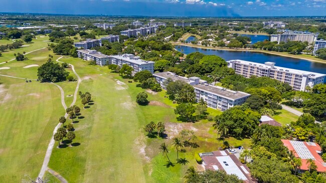 Building Photo - 2800 N Palm Aire Dr