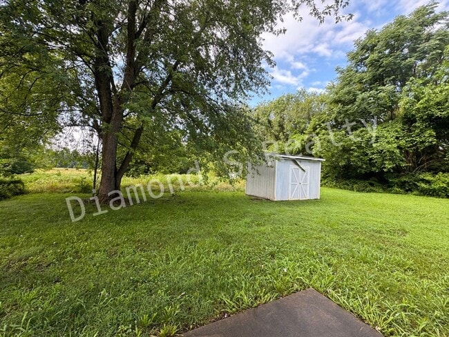 Building Photo - Cute 2 Bedroom Home with a Country Setting...