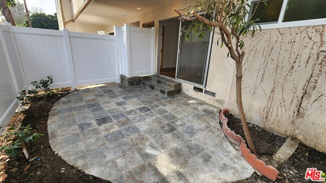 Building Photo - 1438 S Barrington Ave