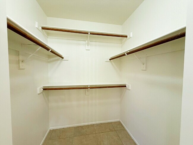 Building Photo - Golf Course Backyard! Updated 3-Bed Home i...