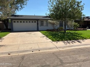Building Photo - 1439 W Huntington Dr