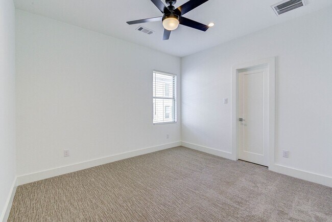 Building Photo - Modern luxury home in well established inn...