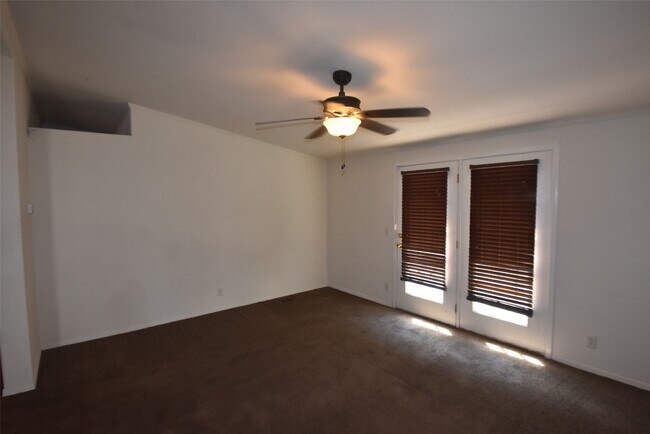 Building Photo - 10007 Elderberry Park Ln