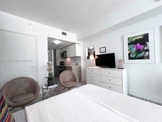 Building Photo - 1300 Brickell Bay Dr