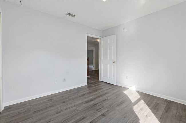 Building Photo - 140 Corral Cir