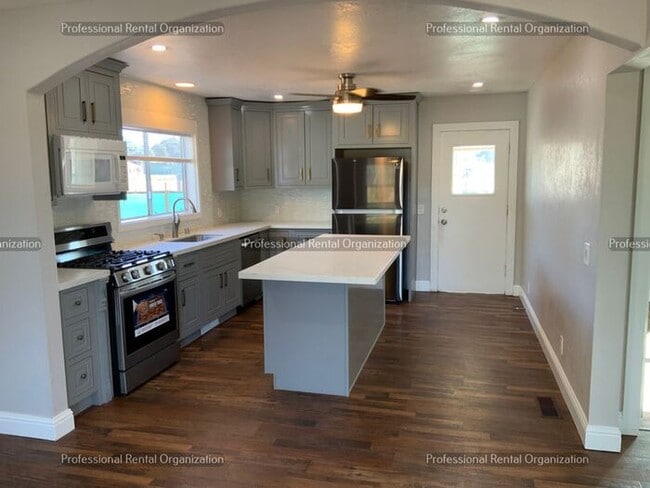 Building Photo - Country property minutes from downtown Pet...