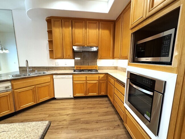 Building Photo - Beautiful 3Bd/2.5Ba Spacious Home in Tustin!