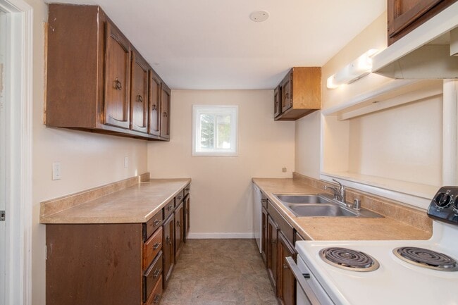 Building Photo - Charming 3 Bedroom 2 Bath House Near EWU!!