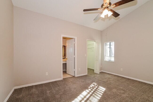 Building Photo - 1048 Vernon Loop