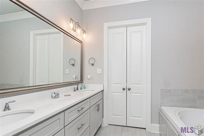Building Photo - Upscale Townhouse in The Village at Magnol...