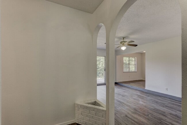 Building Photo - Cozy & Stylish Living Near ESA Park with F...