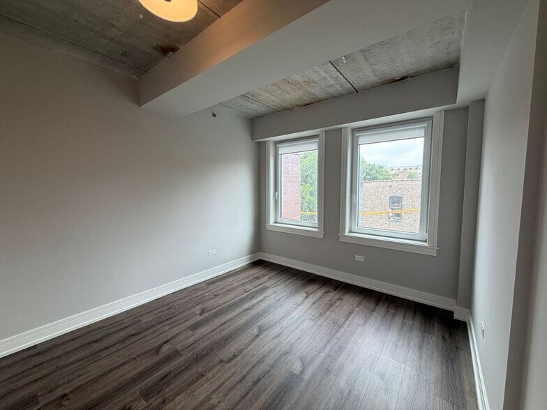 Building Photo - 952 W Carmen Ave