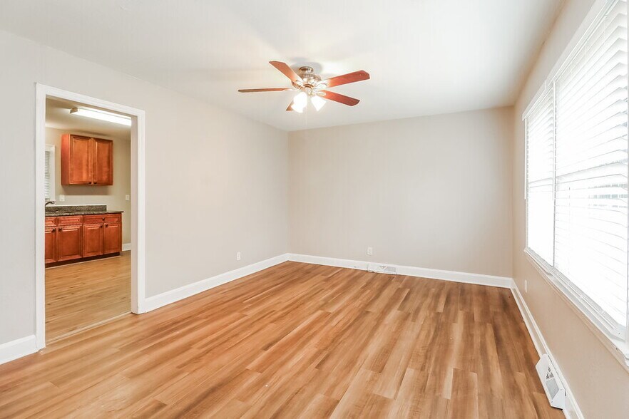 Building Photo - 2812 Denview Ln