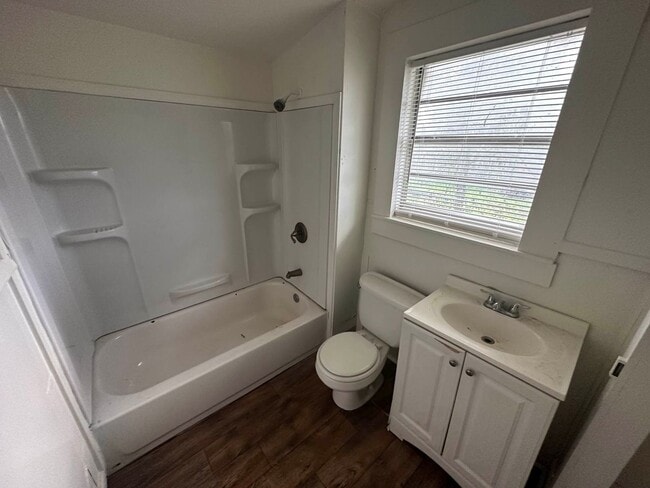 Building Photo - 3 bed 1 bath single family home