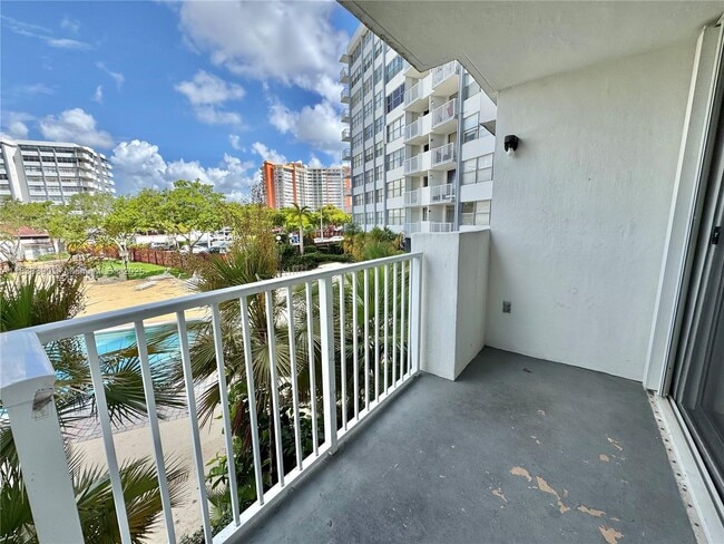 Building Photo - 1300 NE Miami Gardens Dr