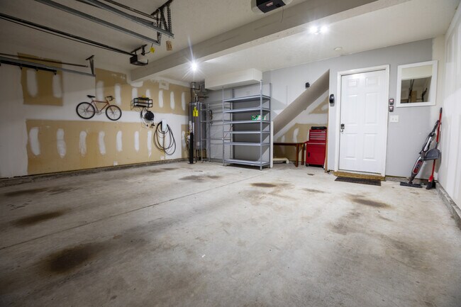 Building Photo - 5464 Daniel Ray Dr