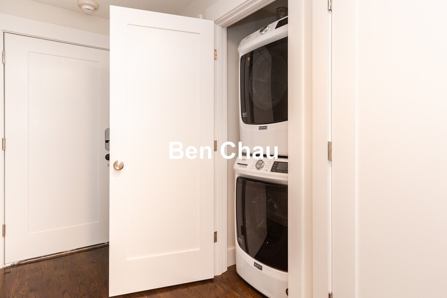 Building Photo - 24 Clary St