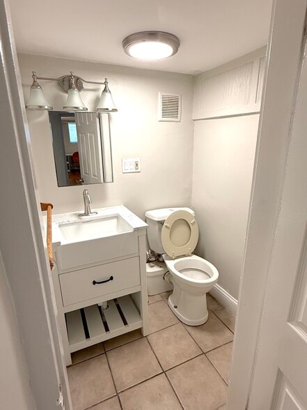 Building Photo - 84 Thorndike St