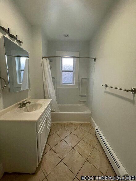 Building Photo - 15 Romsey St