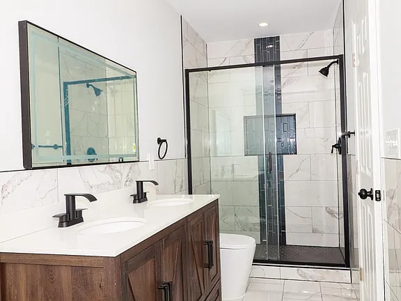 Building Photo - 8906 Chestnut Ave