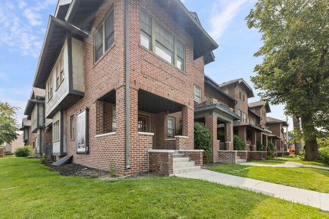 Building Photo - 5703 E Washington St