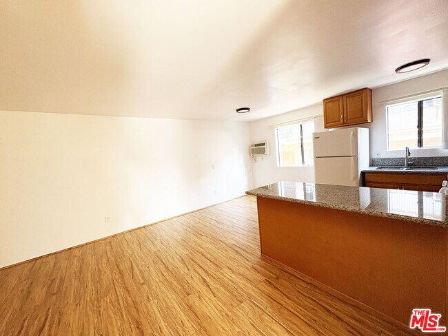 Building Photo - 5440 Carlton Way