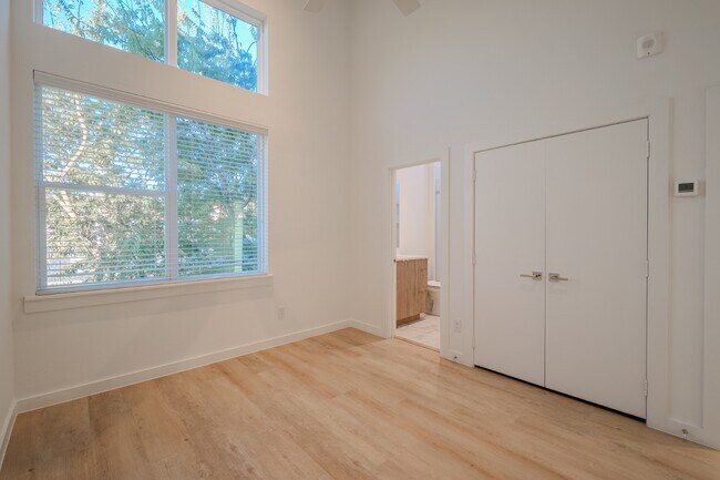 Building Photo - Stunning Modern Townhomes Newer Construction :: Henderson & Greenville Ave area