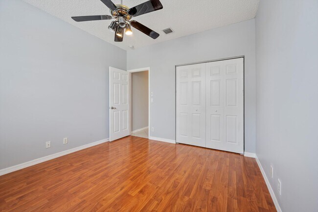 Building Photo - 9520 Lago Dr