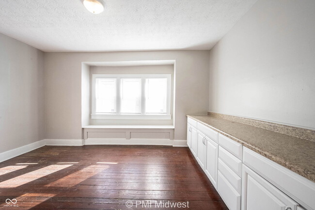 Building Photo - 323 W 40th St