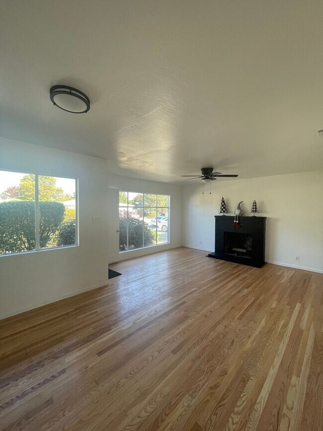 Building Photo - AVAILABLE NOW! 3 BEDROOM/2 BATH IN FAIRFIELD