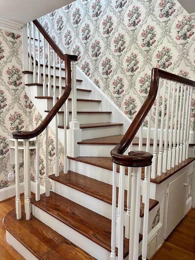 Building Photo - 437 Banks St