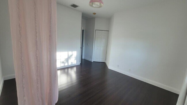 Building Photo - 2345 Spanish Wls