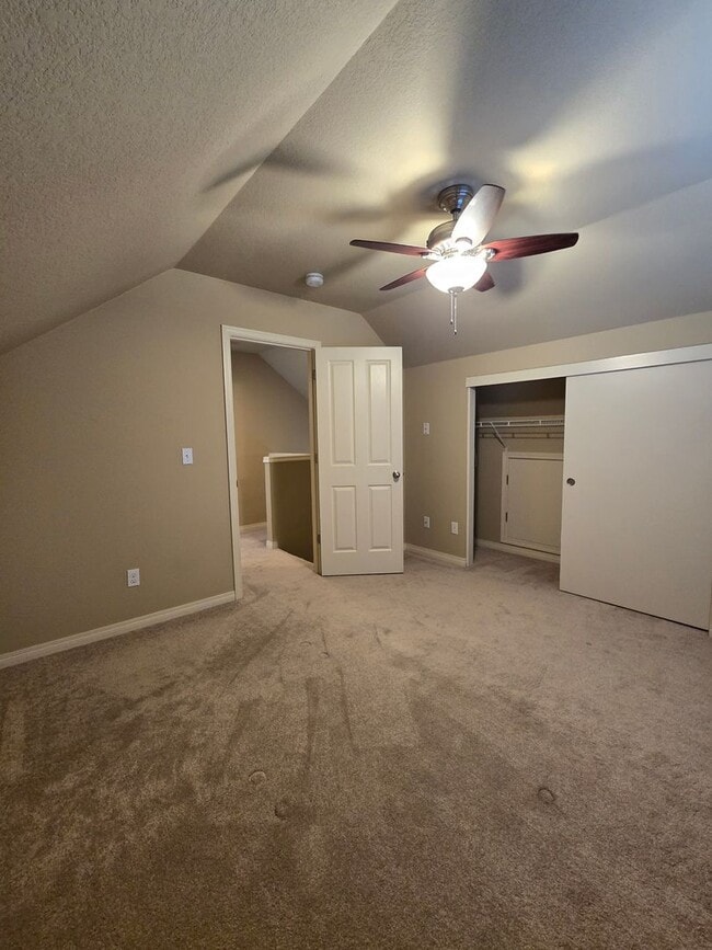 Building Photo - Small Dog Friendly 2 Bedroom 1.5 Bath Hous...