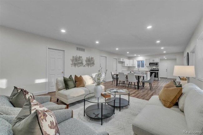 Building Photo - 8165 Leonard Dr