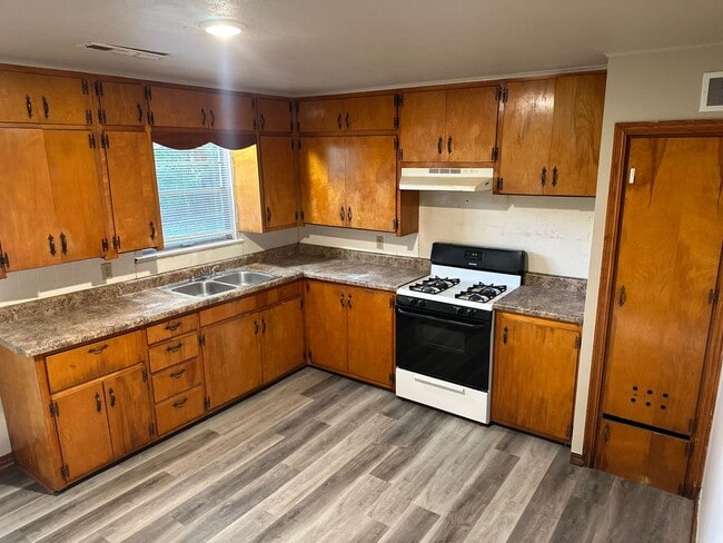 Building Photo - Available Now! 3-Bed, 1-Bath Home in central Springdale + Garage and Large, Fence-In Backyard!