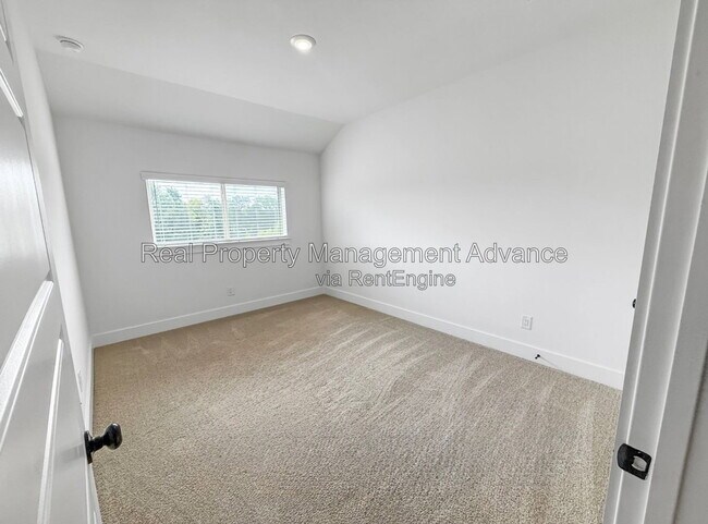 Building Photo - 4400 Elm Spgs St