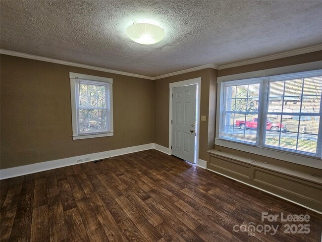 Building Photo - 69 Grattan Dr NE