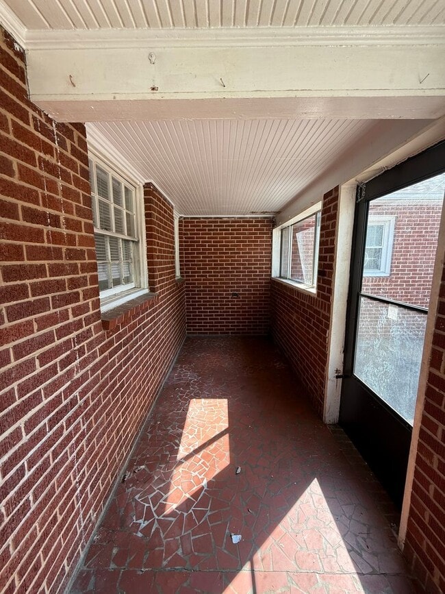 Building Photo - Three bedroom, 1.5 bath house in Burlington