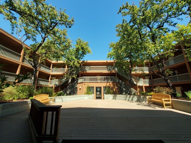 Building Photo - Spacious 2 bedroom 2 bath condo with perfect floor plan