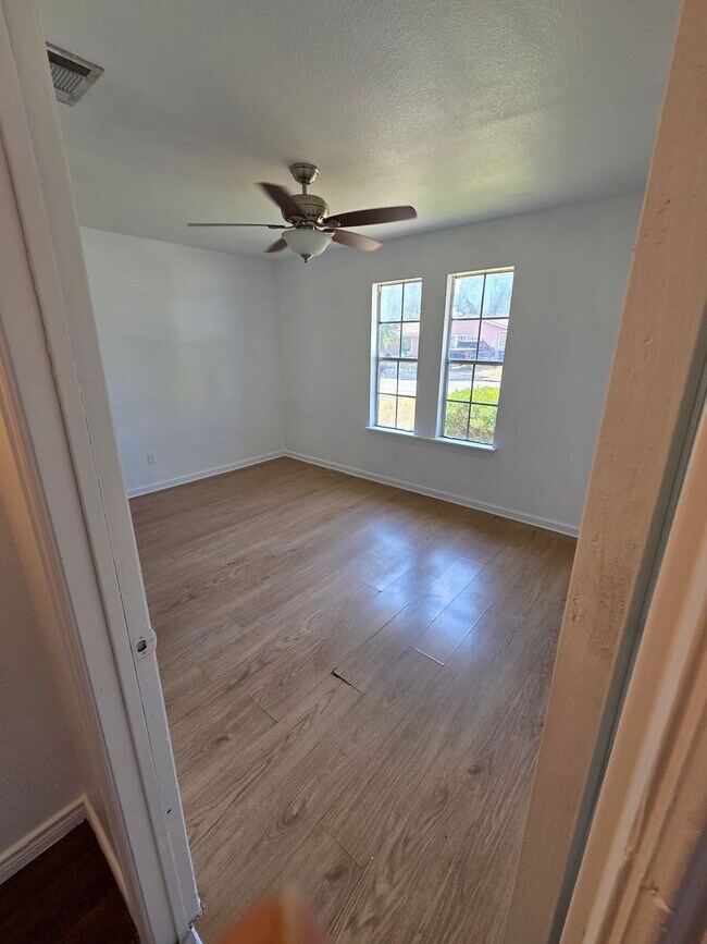 Building Photo - Nice 3 bedroom 1 bath for rent