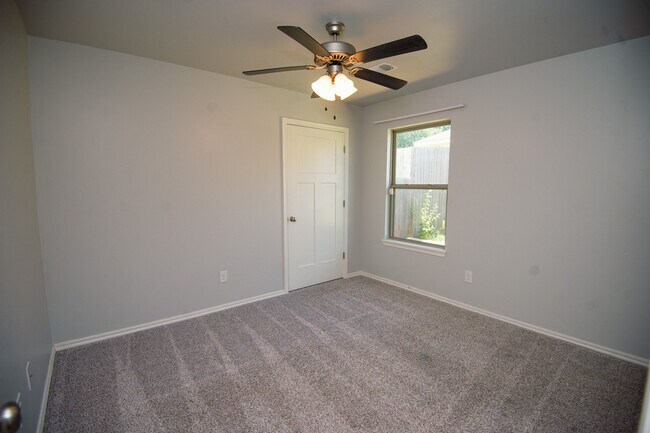 Building Photo - 4405 W Country Club Dr