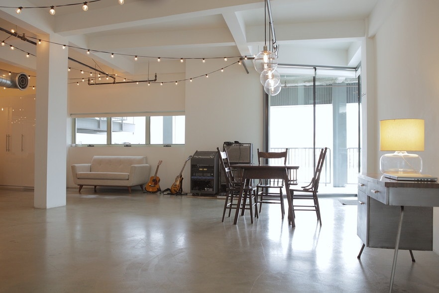 Building Photo - 200 N San Fernando Rd